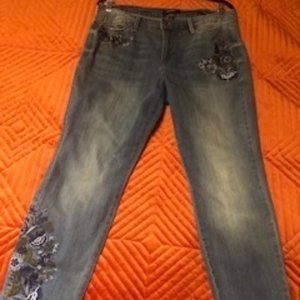 BLUE JEANS WITH EMBROIDERY FLOWERS